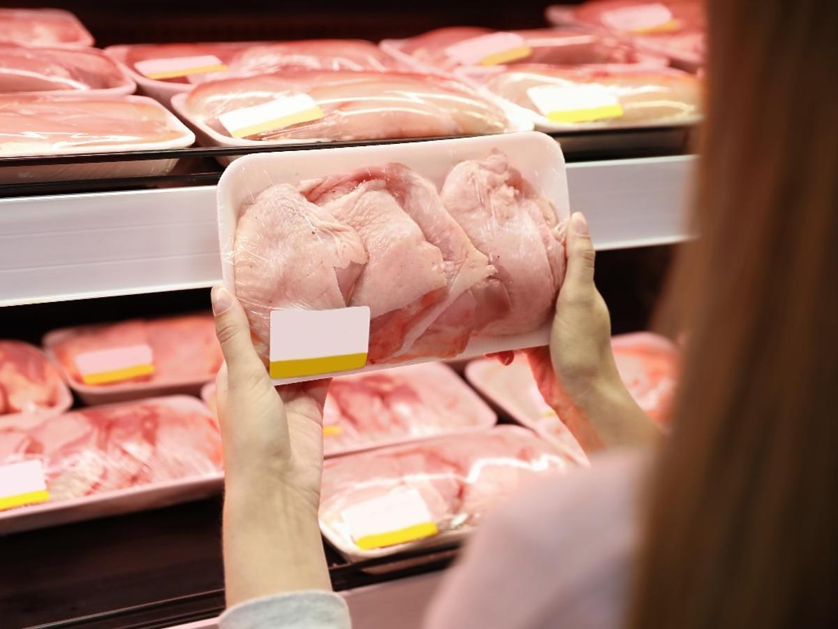 Jak sprawdzić w sklepie czy zafoliowane mięso na tacce jest świeże