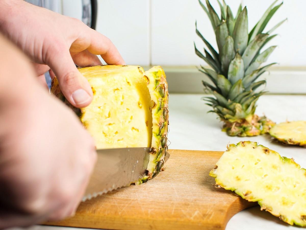 Jak szybko pokroić ananasa? Takiej metody jeszcze nie znaliście
