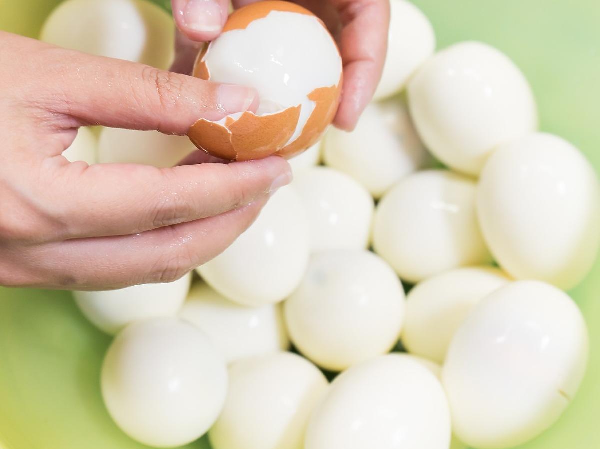Jak szybko poszatkować wiele jajek naraz? Na ten sposób nie wpadlibyście, a tak robią w restauracjach