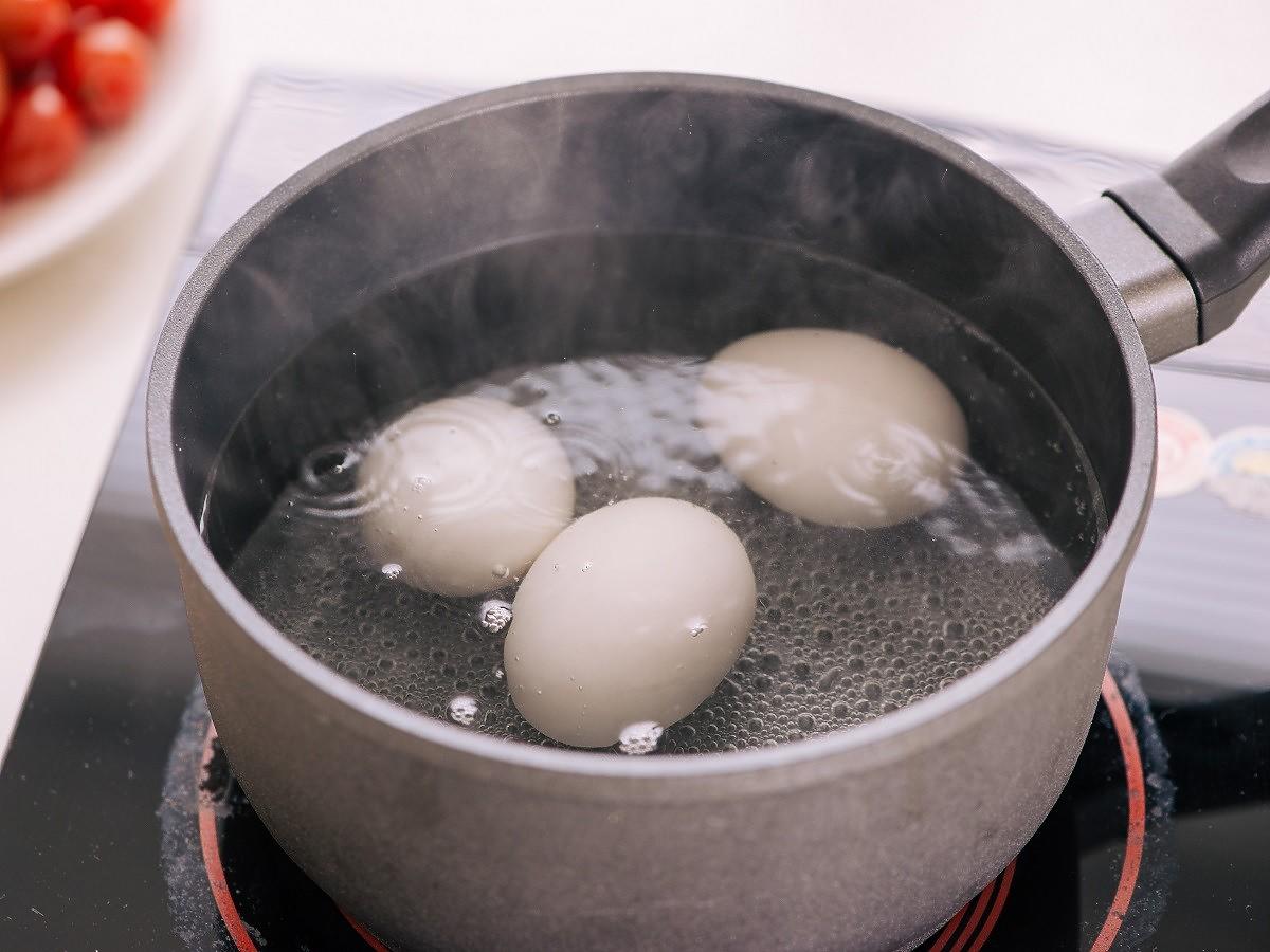 Jak szybko wyjąć ugotowane jajka z wody? Nie potrzebujecie nawet łyżki – weźcie ten nietypowy gadżet