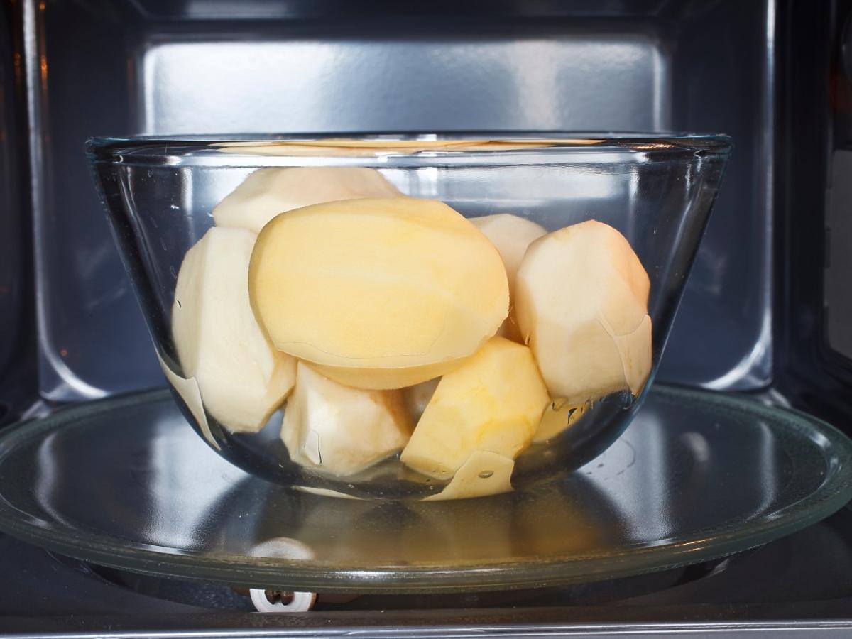 Jak ugotować ziemniaki w mikrofalówce? Potrzebujecie na to 15 minut