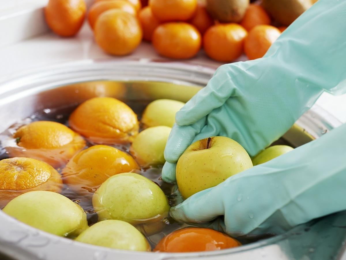 Jak usunąć szkodliwe chemikalia z owoców i warzyw? Składniki macie w kuchni