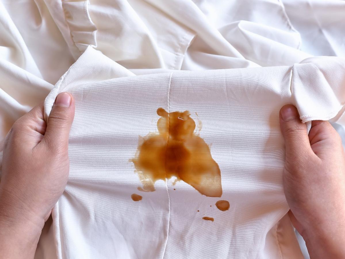 Jak usunąć tłustą plamę z oleju z ubrań? Ten płyn z kuchni zawsze działa 