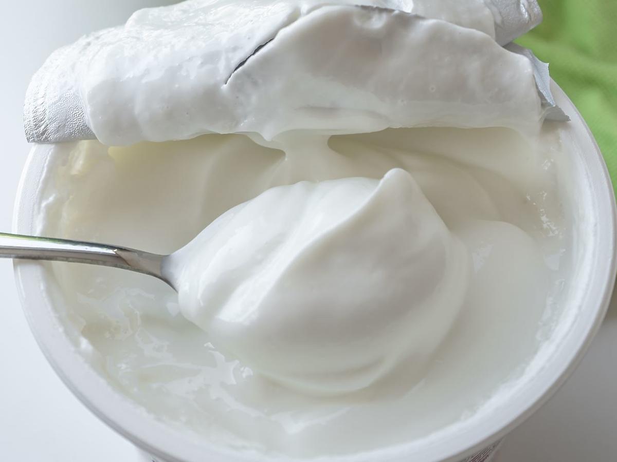 Jak wybrać dobry jogurt naturalny? Producenci dodają ten zbędny składnik na potęgę