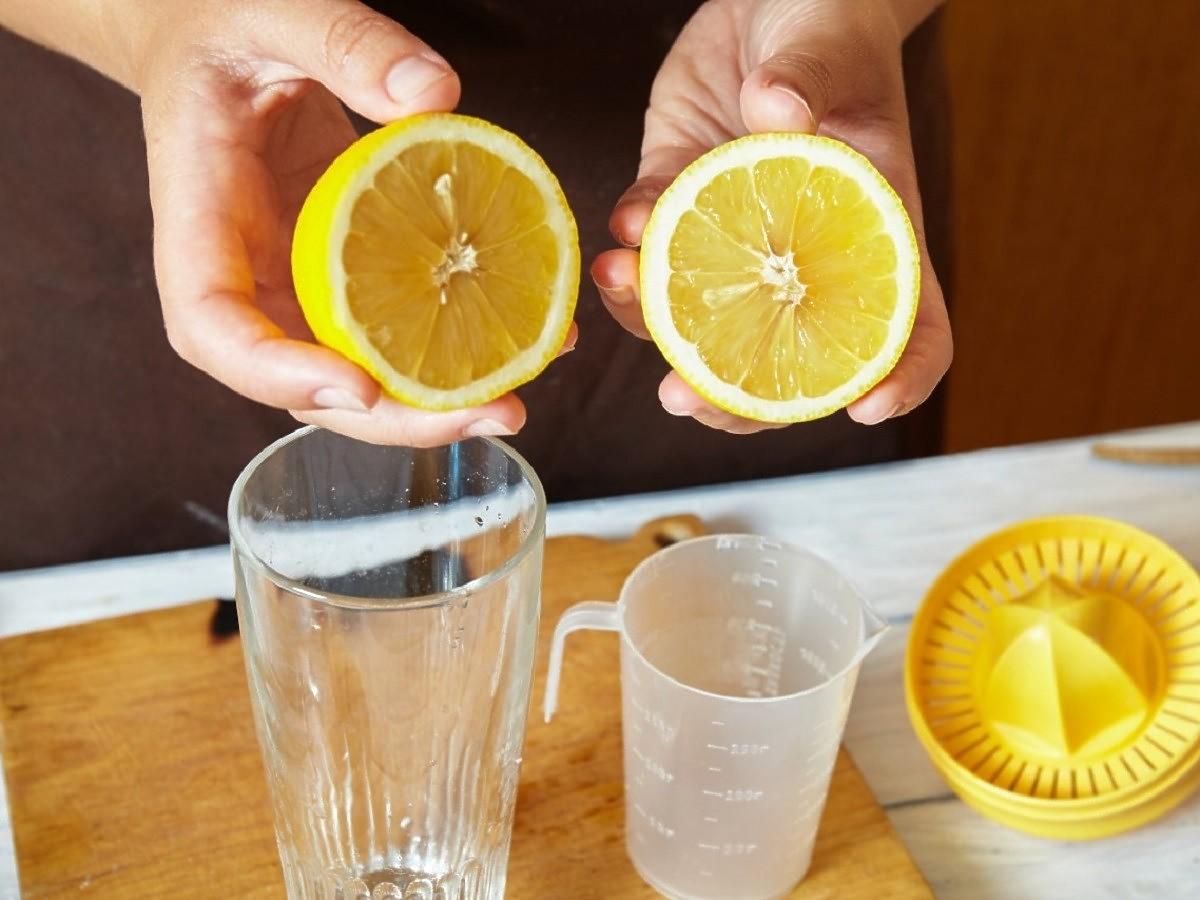 Jak wycisnąć jeszcze więcej soku z cytryny? Zróbcie ten prosty trik z nożem