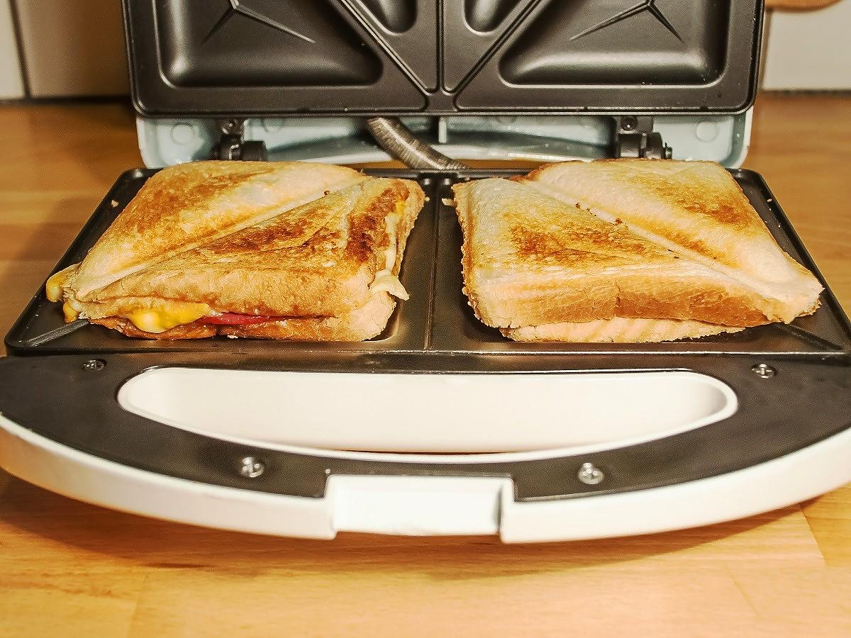 Jak wyczyścić toster lub opiekacz bez skrobania? Wypróbujcie ten trik z papierem