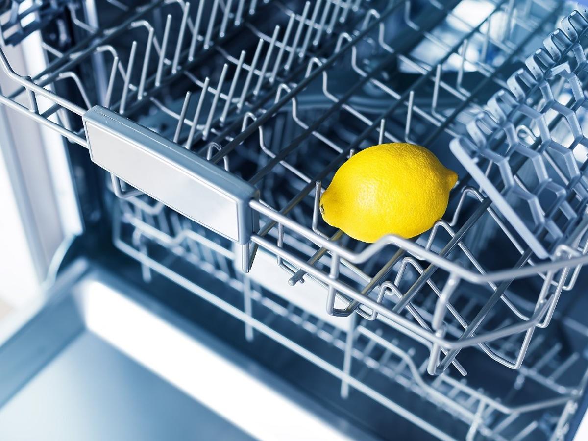 Jak wyczyścić zmywarkę bez użycia detergentów? Potrzebne składniki są w waszej kuchni