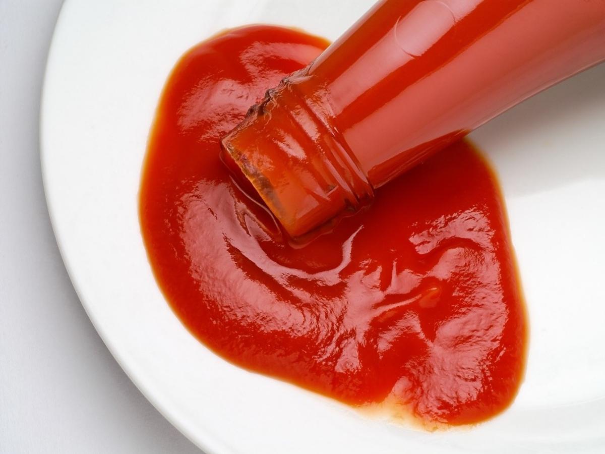 Jak wydobyć resztki keczupu z butelki