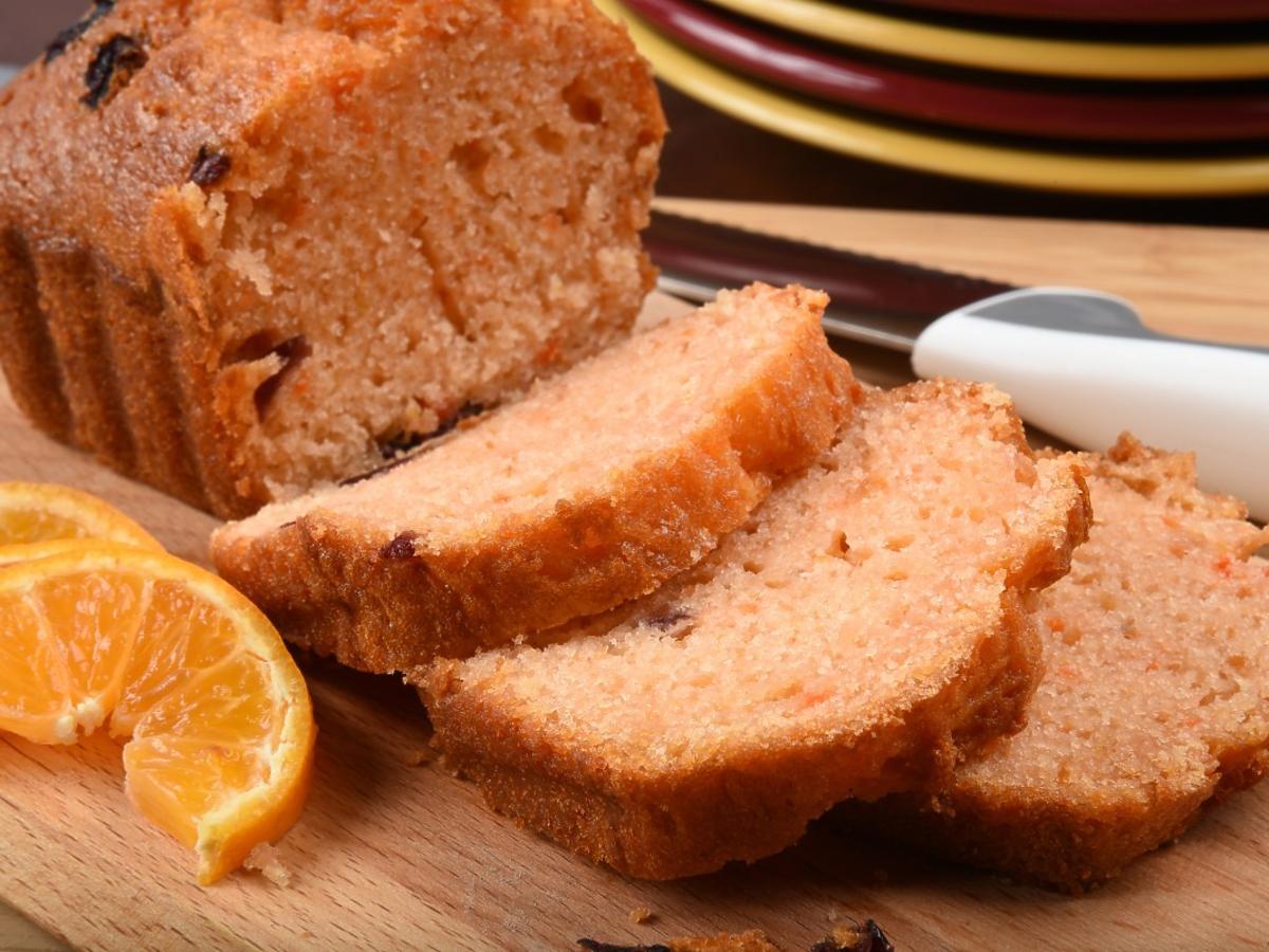 Jak zrobić chleb pomarańczowy? Ten 1 składnik sprawia, że rozpływa się w ustach