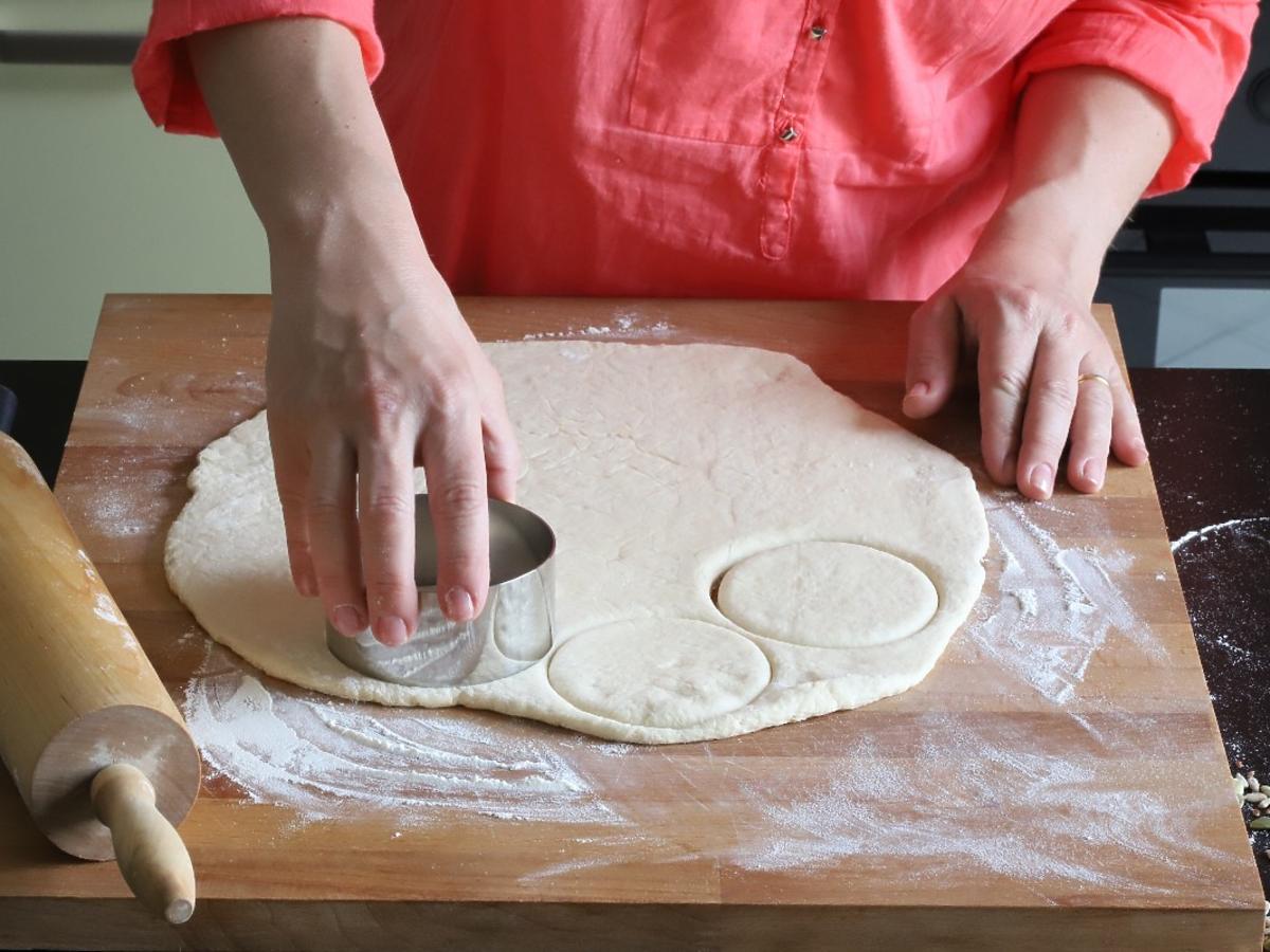 Jak zrobić elastyczne ciasto na pierogi? Zastosujcie ten babciny trik i dodajcie 1 składnik