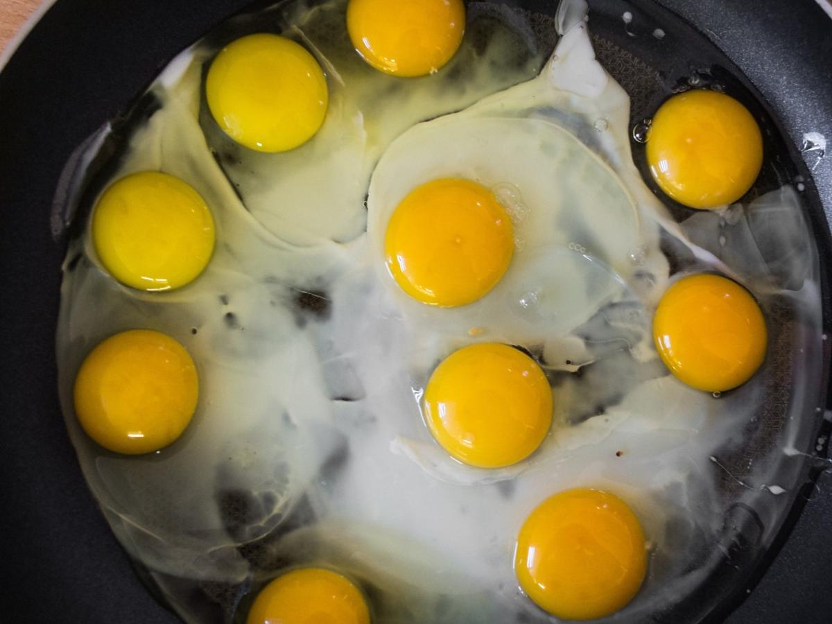 Jak zrobić puszystą jajecznicę? Dodajcie do jajek jeden składnik. Zakochacie się w jej obłędnym smaku