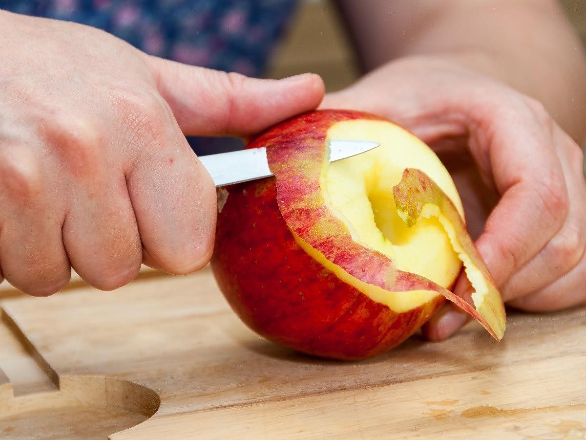 Jecie jabłko ze skórką czy bez? 1 z tych metod jest zdrowsza