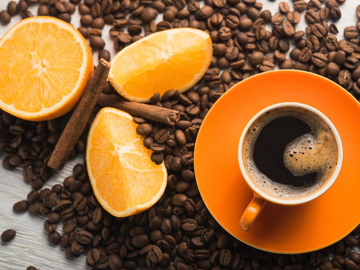 Kawa z pomarańczą dodaje energii i obłędnie pachnie. Jak ją przygotować?