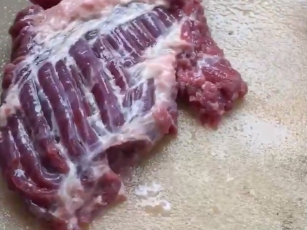 Kawałek mięsa ożył na desce do krojenia. Tylko dla osób o mocnych nerwach