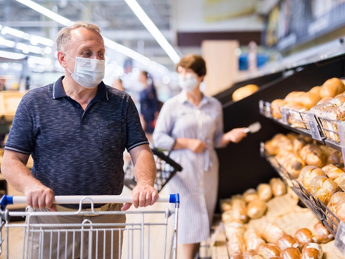 Kiedy zdejmiemy maseczki w sklepach? Minister Niedzielski odpowiada