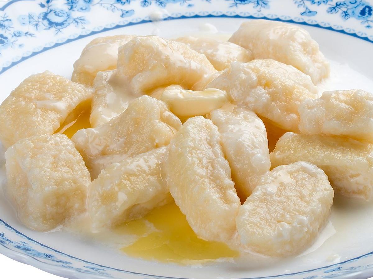 Kluski leniwe o niebo lepsze niż pracochłonne pierogi i kopytka. Babcia uwijała się w 10 min