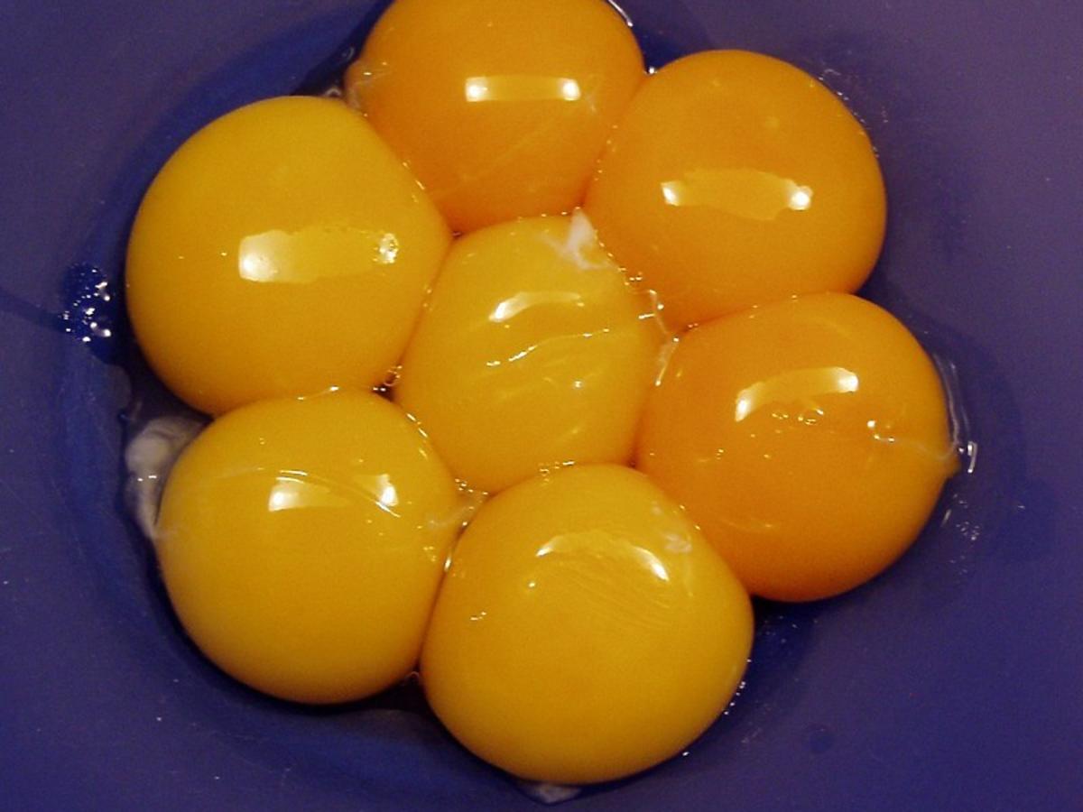 Które jajko jest zdrowsze? Sprawdźcie, czy lepsze są te z jaśniejszym, czy z ciemniejszym żółtkiem