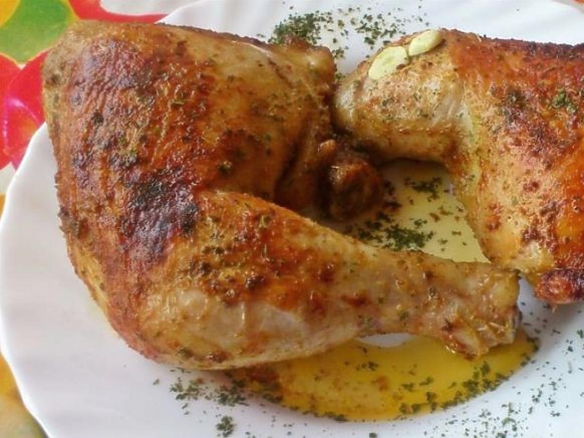 Kurczak pieczony z masełkiem czosnkowym. Przepis na smaczny obiad 