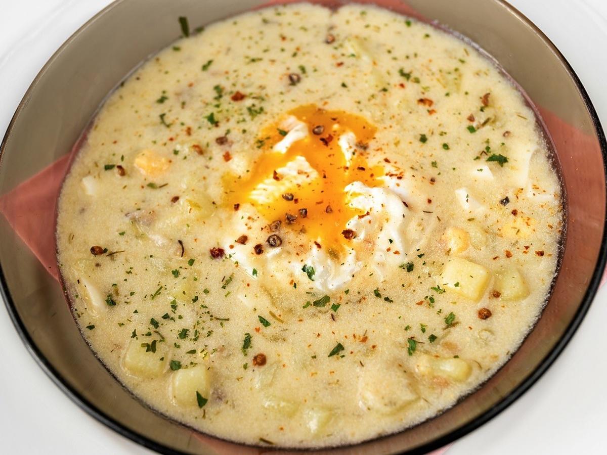 Macie w domu ziemniaki i jaja? Zróbcie tę zupę. Mało kto o niej słyszał, a jest lepsza niż żurek