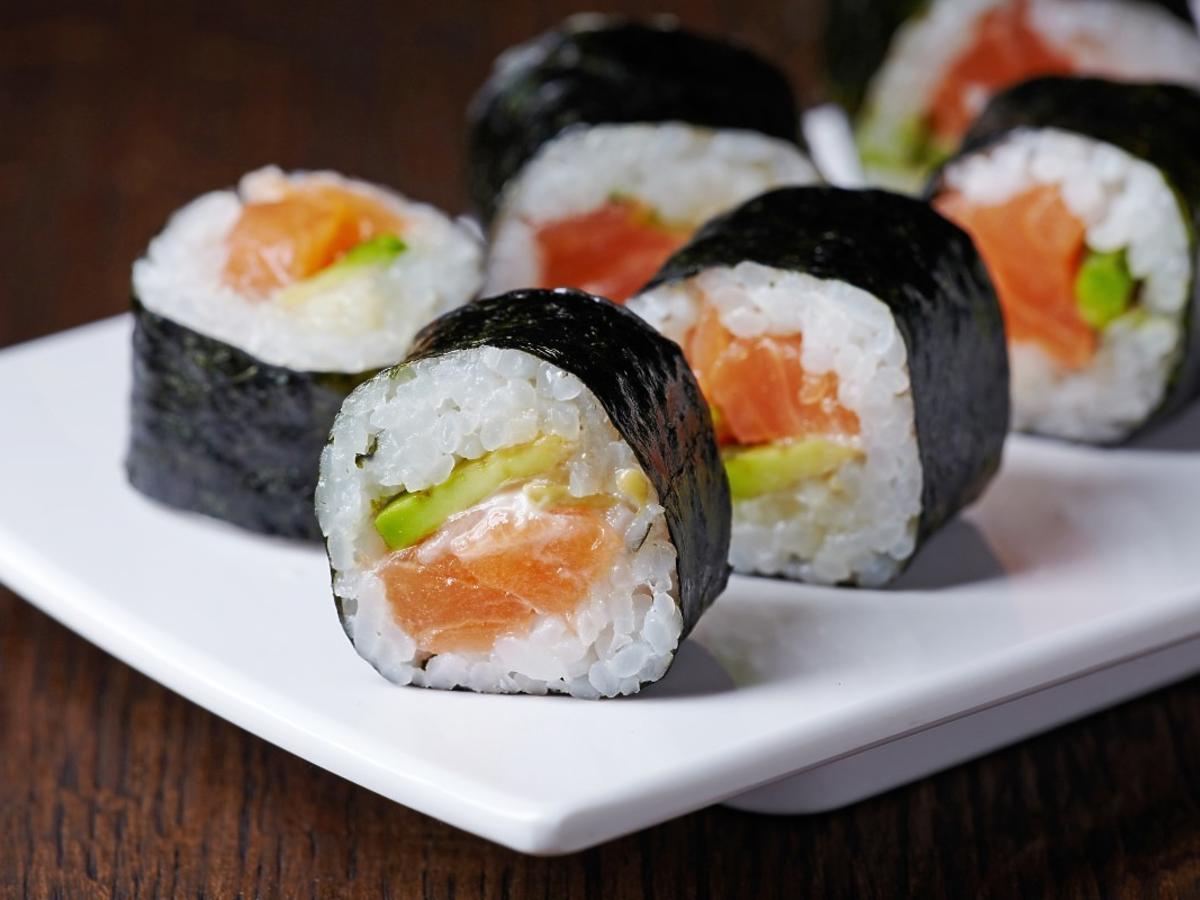 Masowe zatrucie sushi. 81 osób w szpitalu. Ostrożność to klucz w przypadku jedzenia ryby na surowo