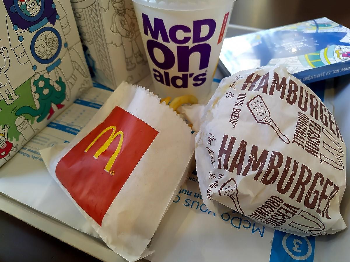 McDonald’s rozda za darmo jedzenie. Jak je otrzymać?