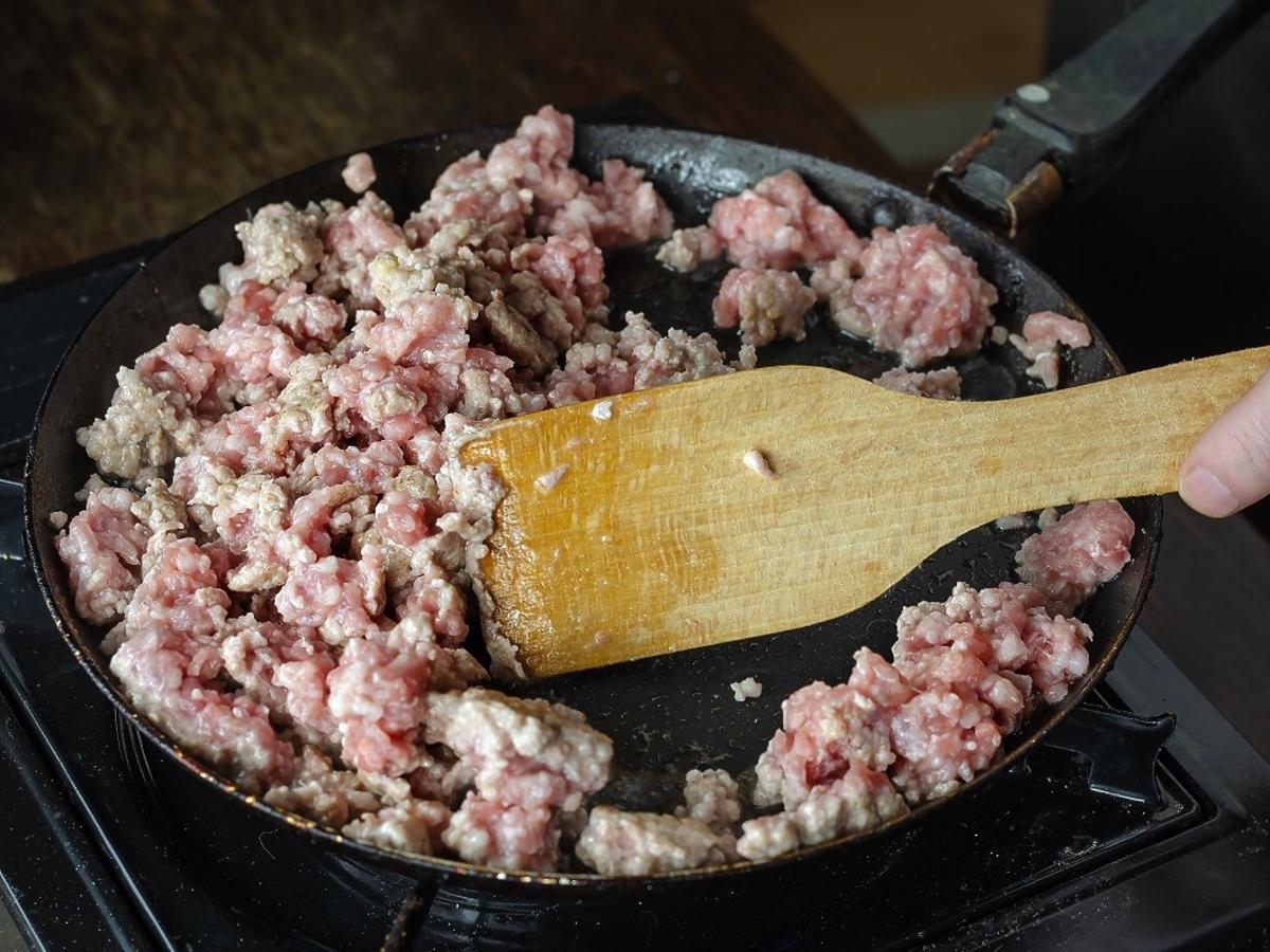 Mięso mielone gotuje się na patelni zamiast smażyć? Nic dziwnego, jeśli popełniacie ten błąd