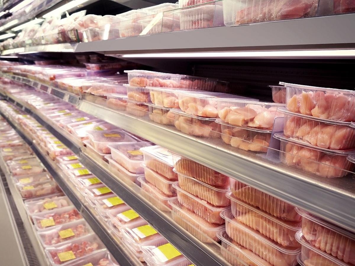 Mięso w sklepach podrożało już o 30%, a to nie koniec. Według ekspertów szczyt podwyżek przed nami 
