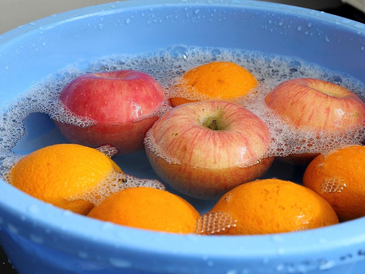 mycie owoców