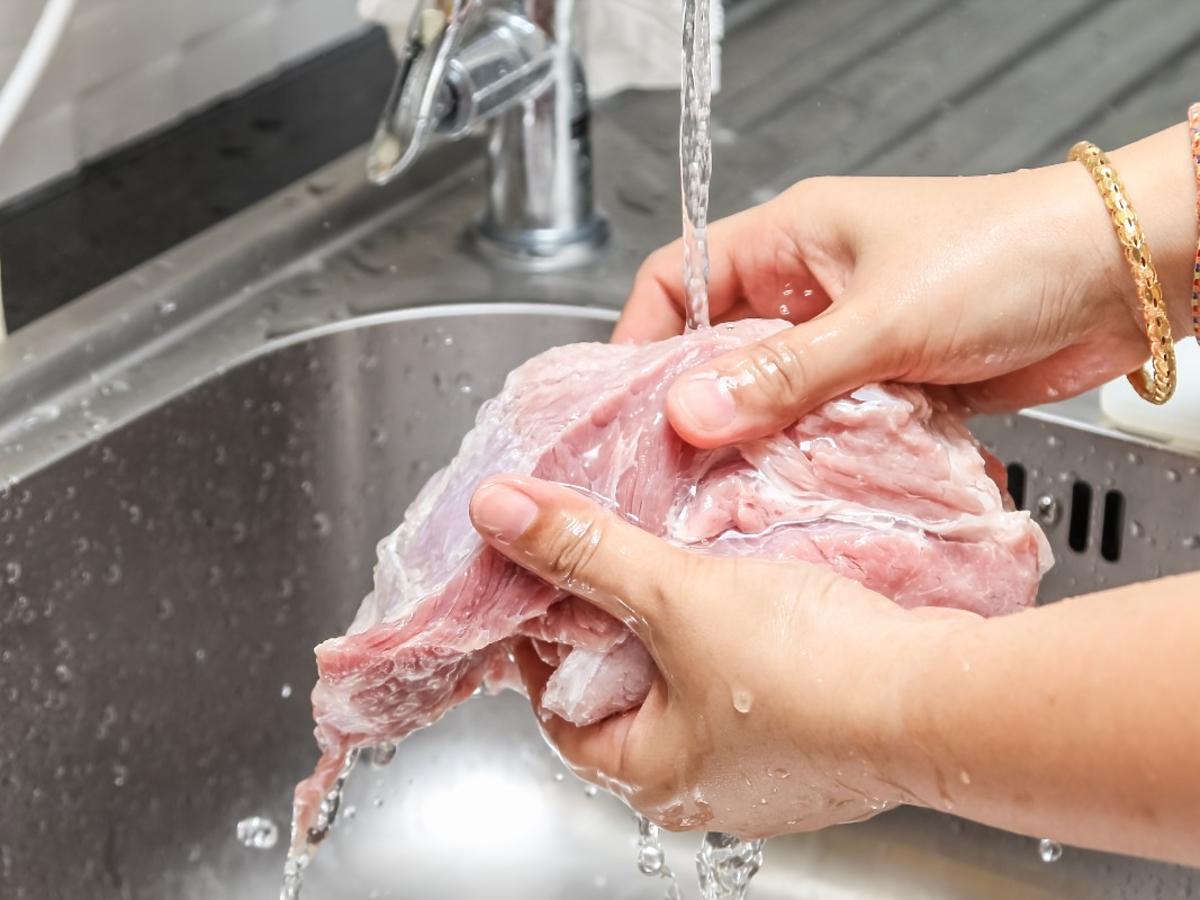Myjecie mięso po przyniesieniu do domu? Wszystkie drobnoustroje usuniecie tylko w 1 sposób 