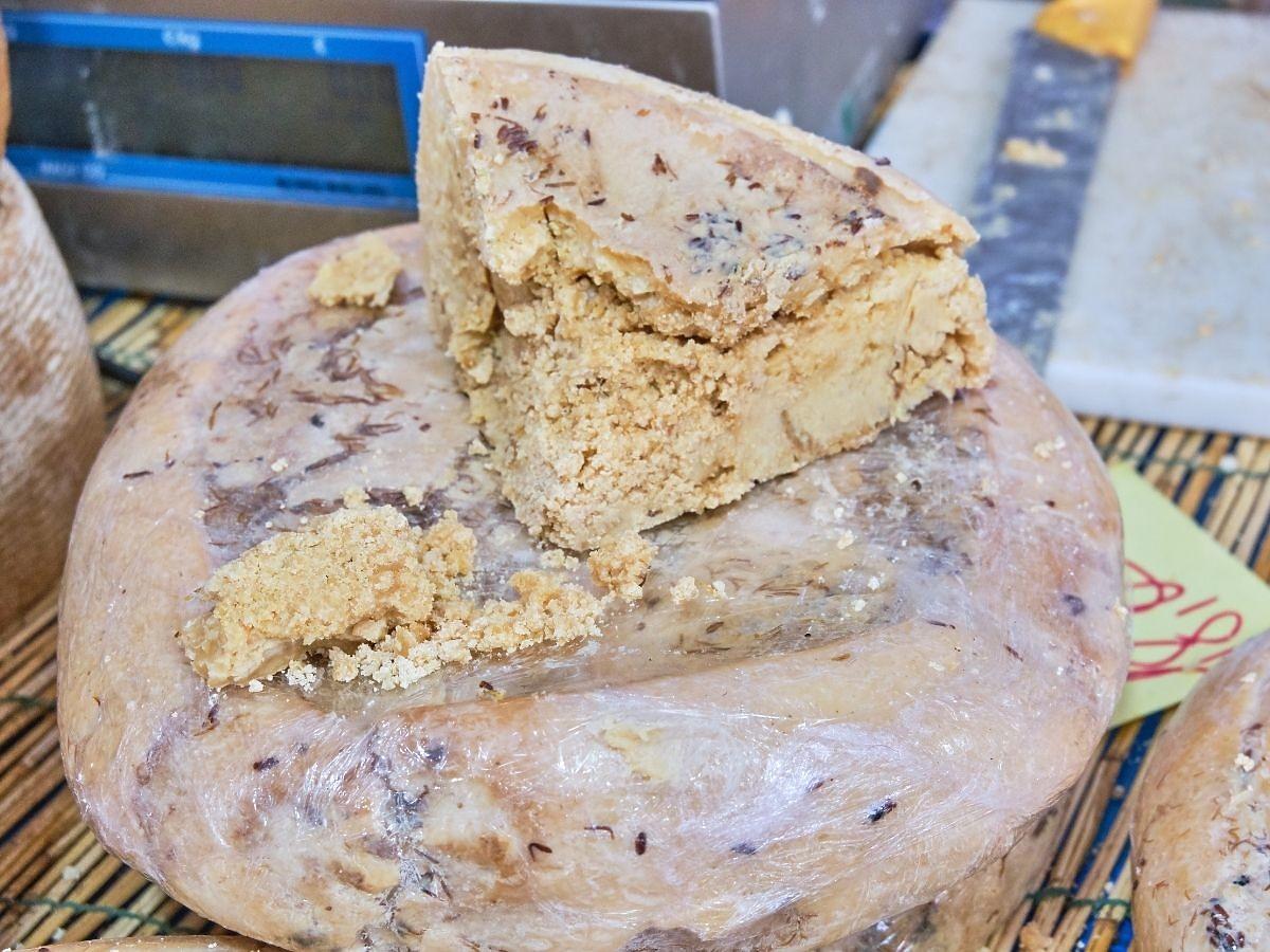 Najniebezpieczniejszy ser świata pochodzi z Sardynii i… jest żywy i się rusza! Spróbowalibyście?