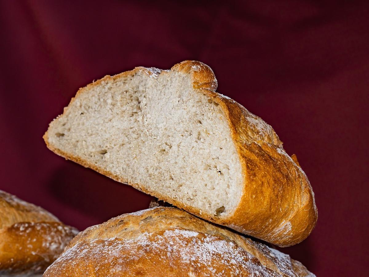 Najprostszy sposób na zrobienie białego chleba. Już nie w maszynie ani w piekarniku