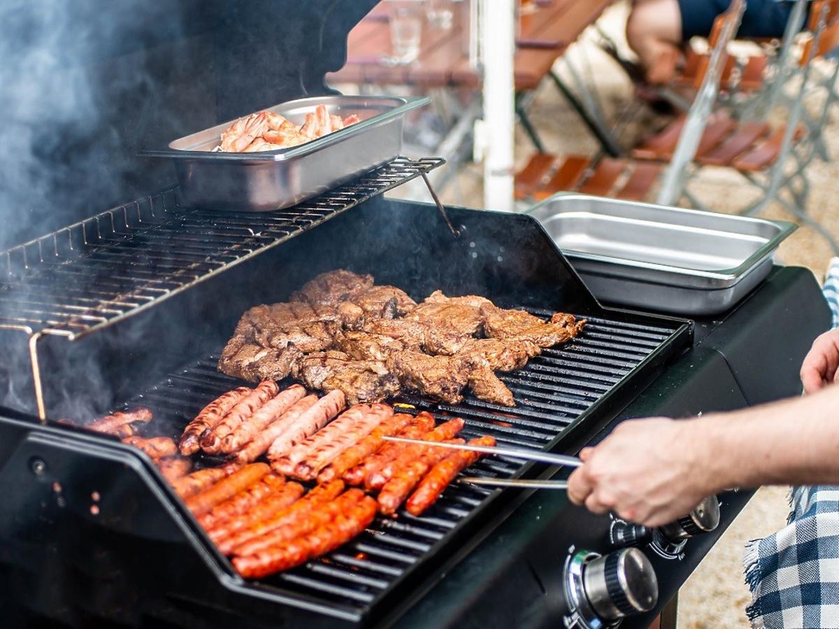 Nakłuwacie mięso przed grillowaniem? Pod żadnym pozorem tego nie róbcie