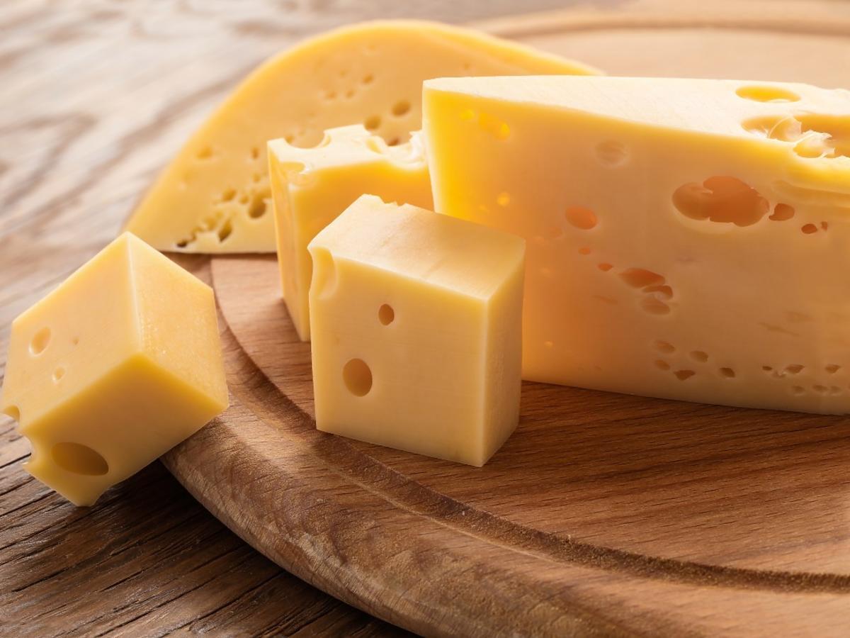 Naukowcy odkryli  sekret  żółtego sera  (tutuł bez Francuzów)