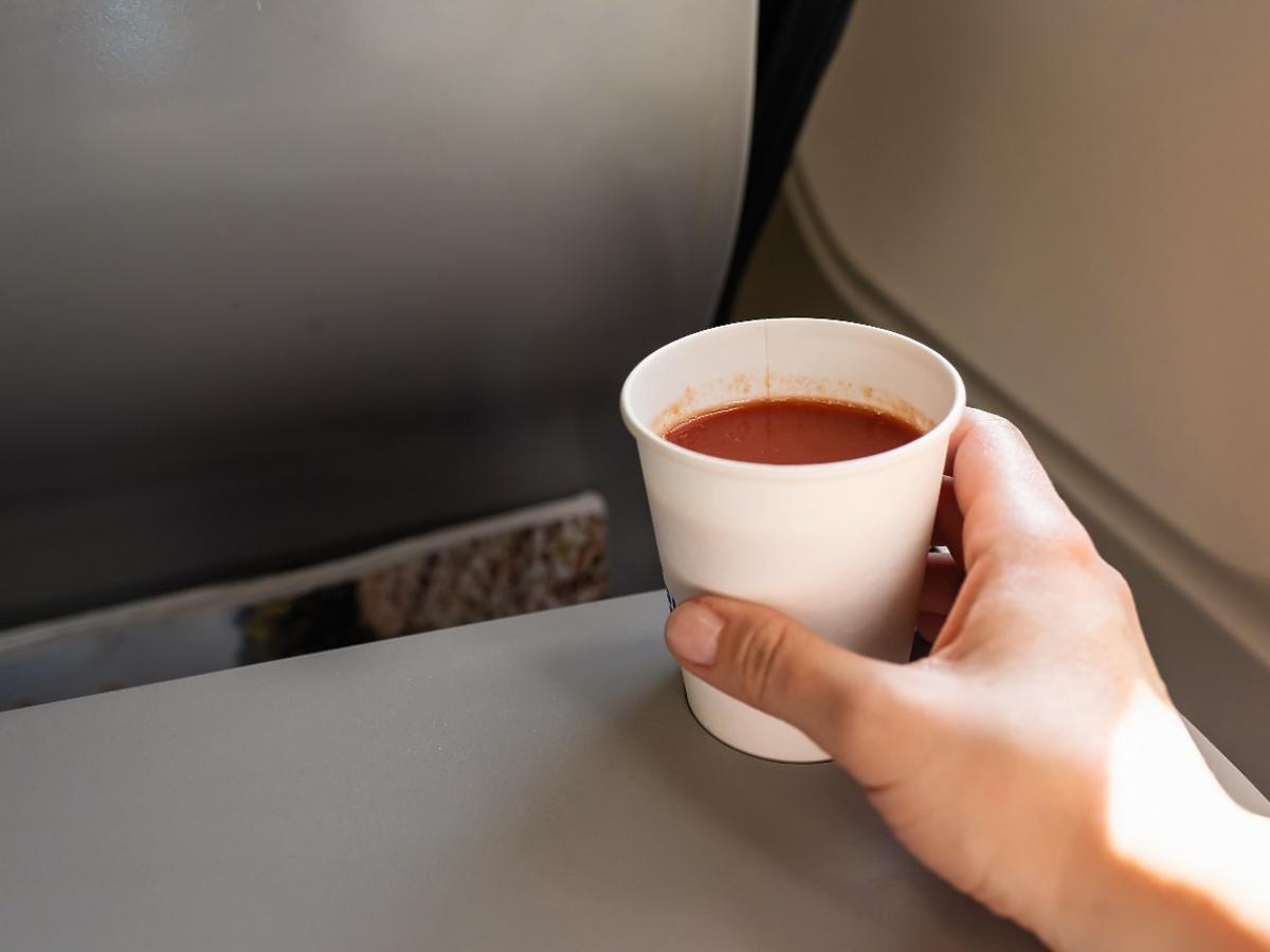 Naukowcy wiedzą dlaczego w samolotach pasażerowie porszą o sok pomidorowy. Są 2 najważniejsze powody