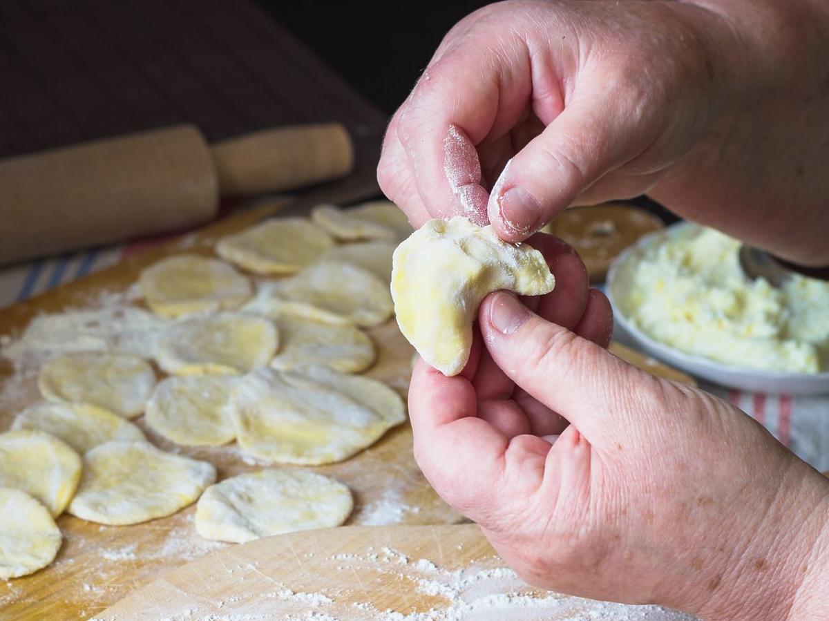Nie da się lepiej doprawić farszu na pierogi ruskie. Zamiast pieprzu postawcie na inne dodatki