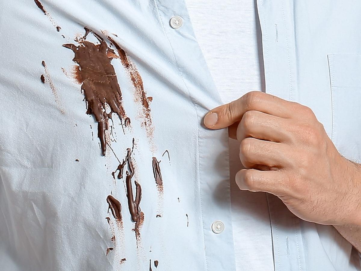 Nie możecie usunąć plam z czekolady? Wypróbujcie ten sposób, a na pewno się uda  