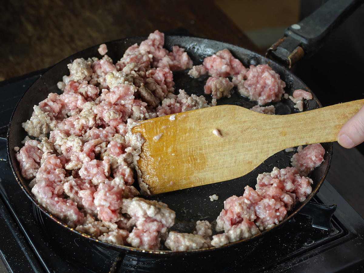 Nie popełniajcie tego błędu podczas smażenia mięsa mielonego. Będzie suche i wiórowate (przyciskanie łopatką mięsa do patelni)