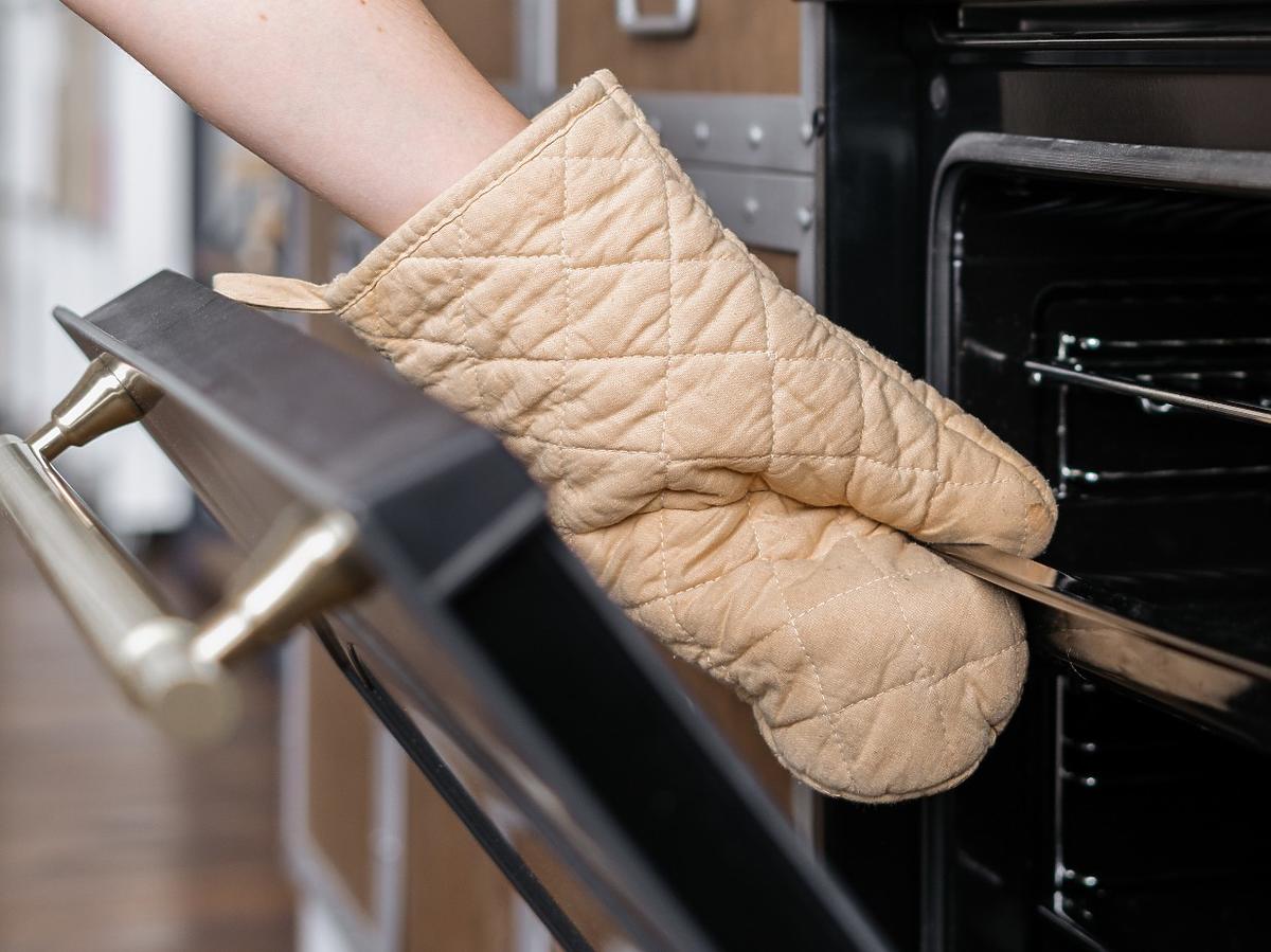 Nigdy nie używajcie mokrej rękawicy kuchennej. Naukowcy odkryli czym to grozi i co w niej jest najgorsze