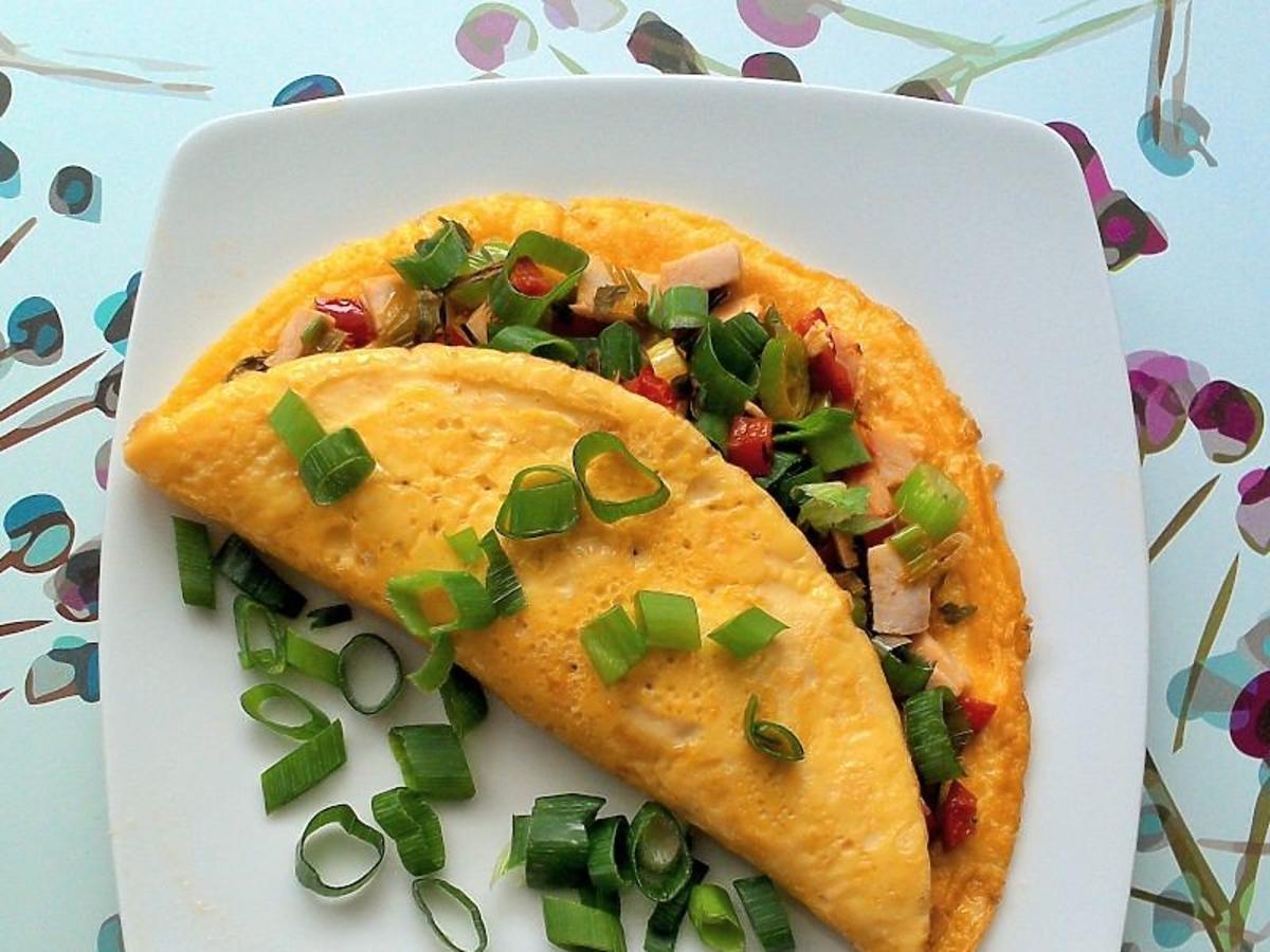 Omlet jajeczny z pieczoną piersią i papryką