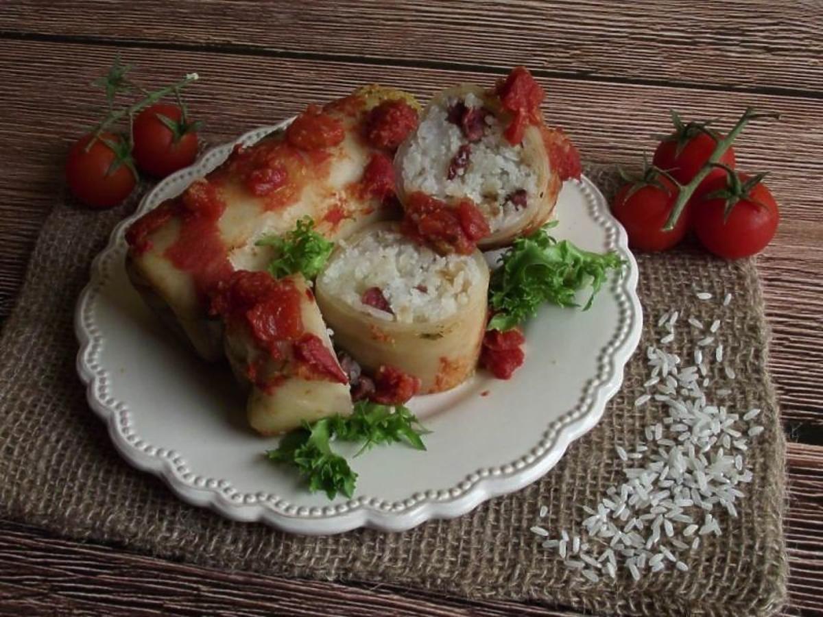 Pieczone gołąbki z kiełbasą. Przepis na smaczny i tani obiad