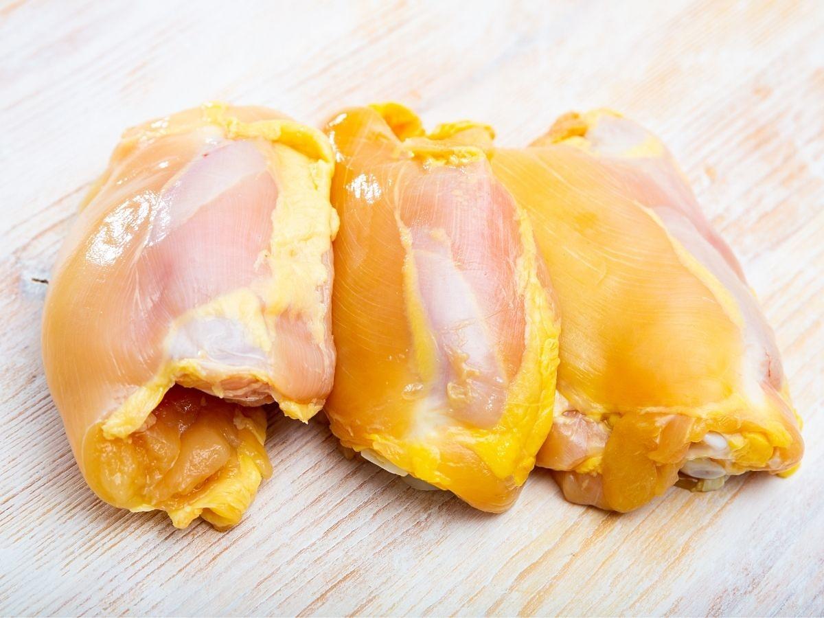 Piersi z kurczaka mają żółtawy kolor? Wiemy, co to oznacza. Lepiej ich nie kupujcie (są nieświeże, surowe piersi z kurczaka powinny być różowe i nie powinny być zbyt miękkie)