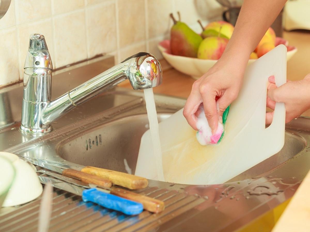 Po co obcina się rogi w gąbce do mycia naczyń? Takiej odpowiedzi nikt się nie spodziewał