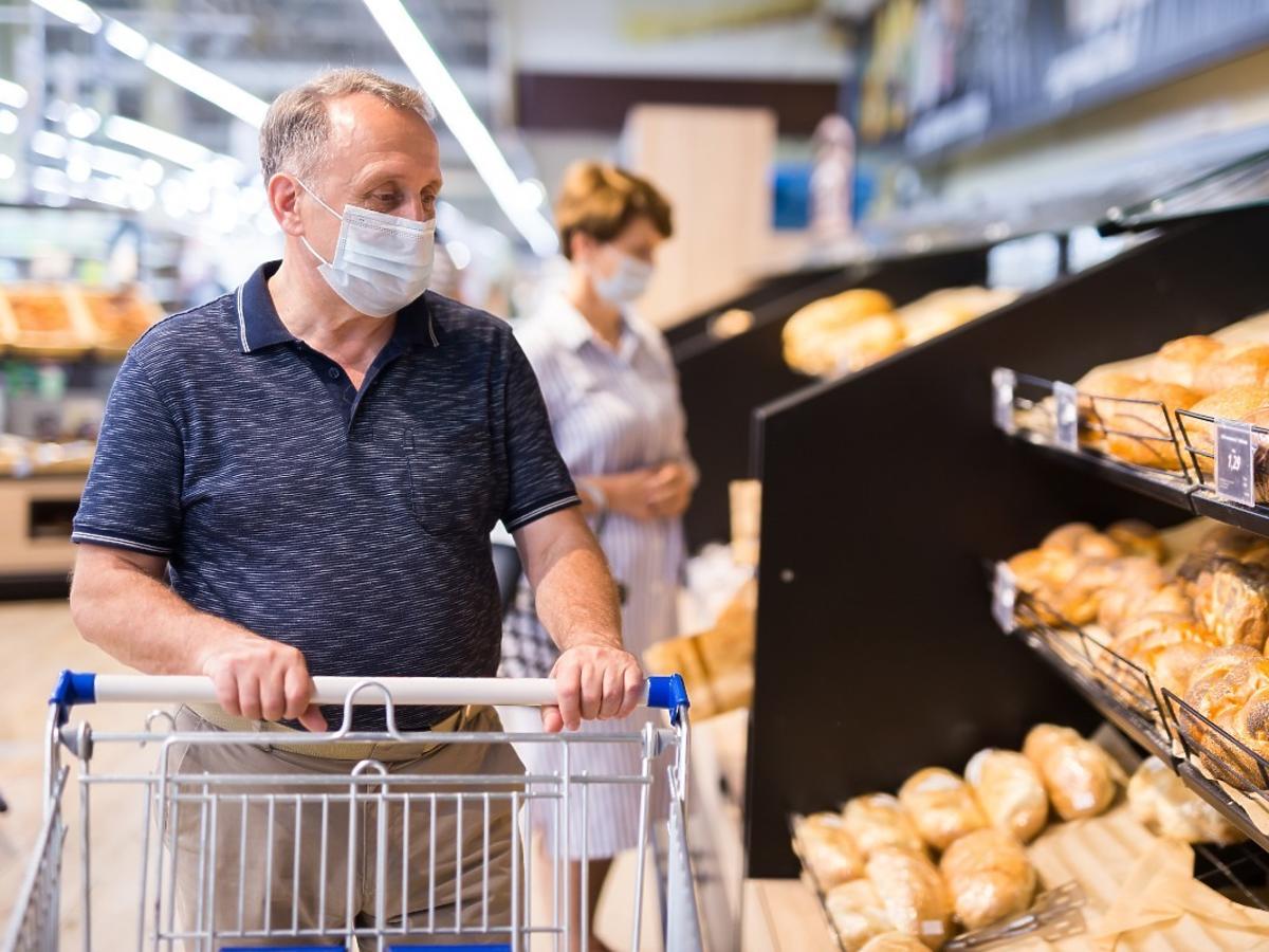 Polacy przestają nosić maseczki w sklepach spożywczych. Nie boją się 4. fali koronawirusa?