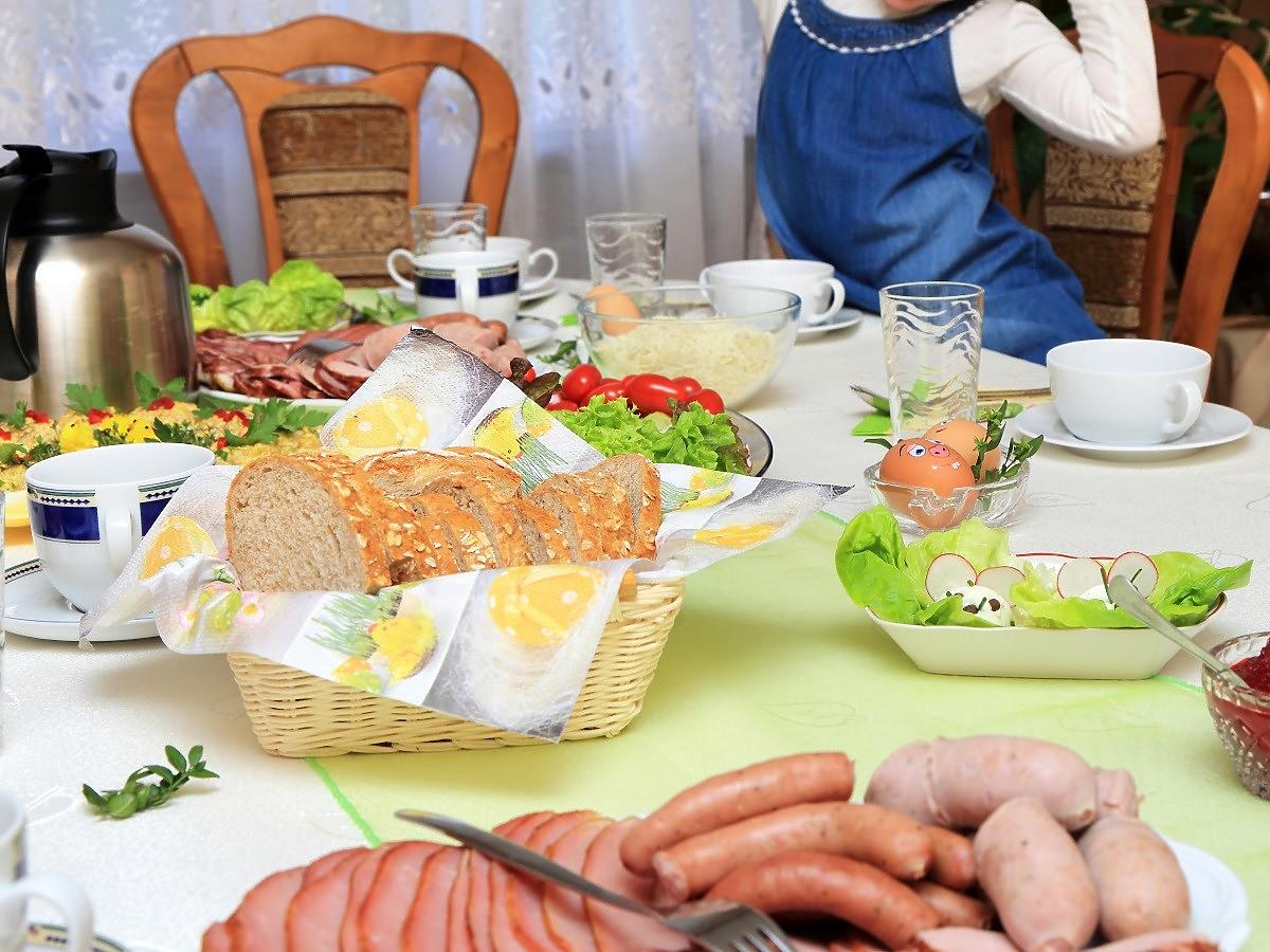 Polacy przygotowują na Wielkanoc za dużo jedzenia. Najczęściej wyrzucamy do kosza 2 rzeczy