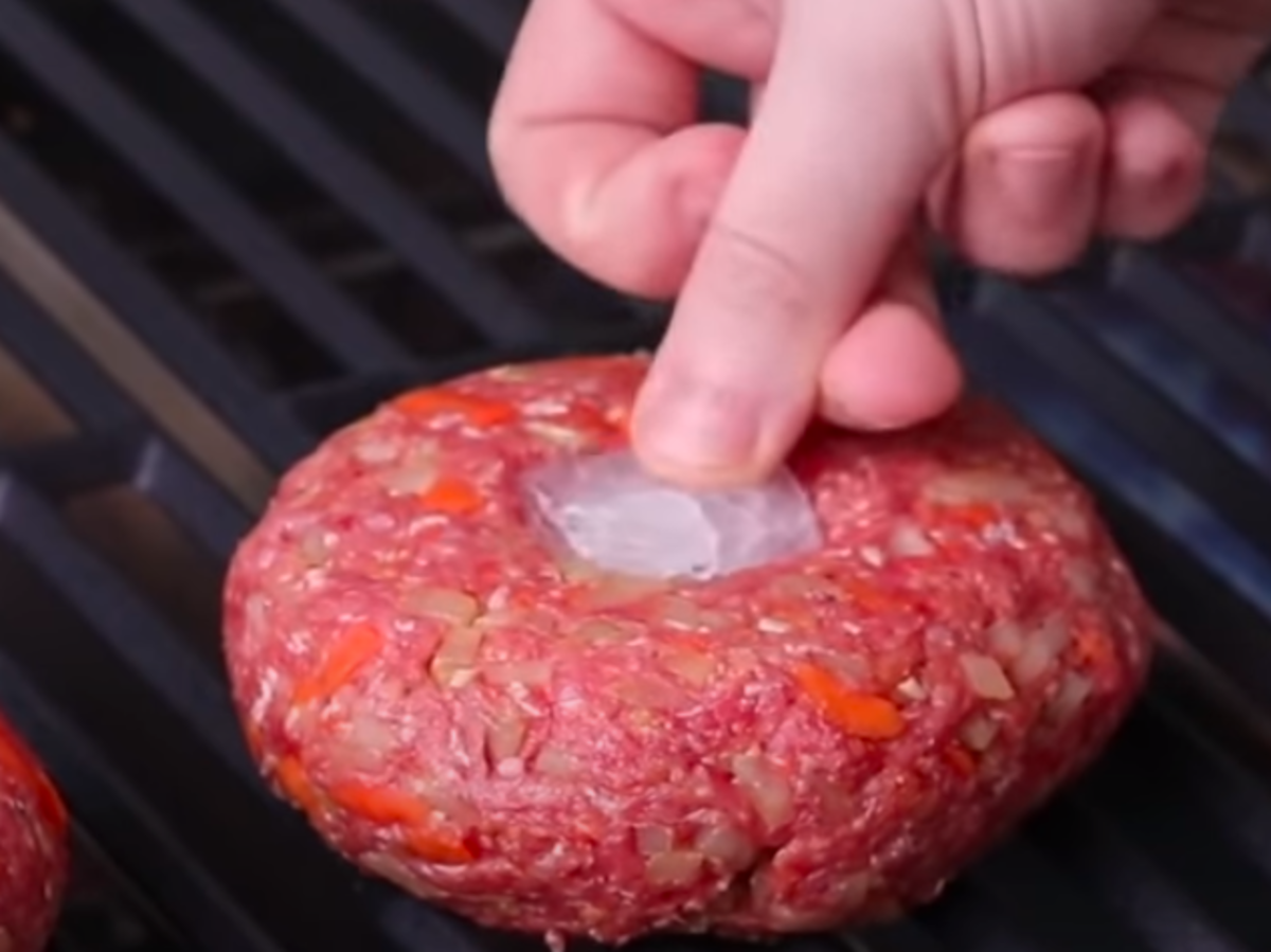 Połóżcie na grillowane mięso kostkę lodu, a nie pożałujecie. Genialny trik!