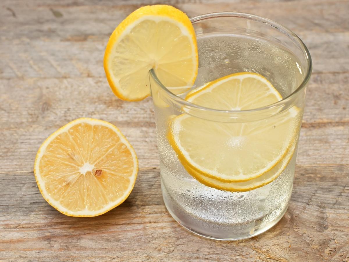 Poranna woda z cytryną nie pomaga na odchudzanie. Dietetyk wyjaśnia czy warto codziennie ją pić