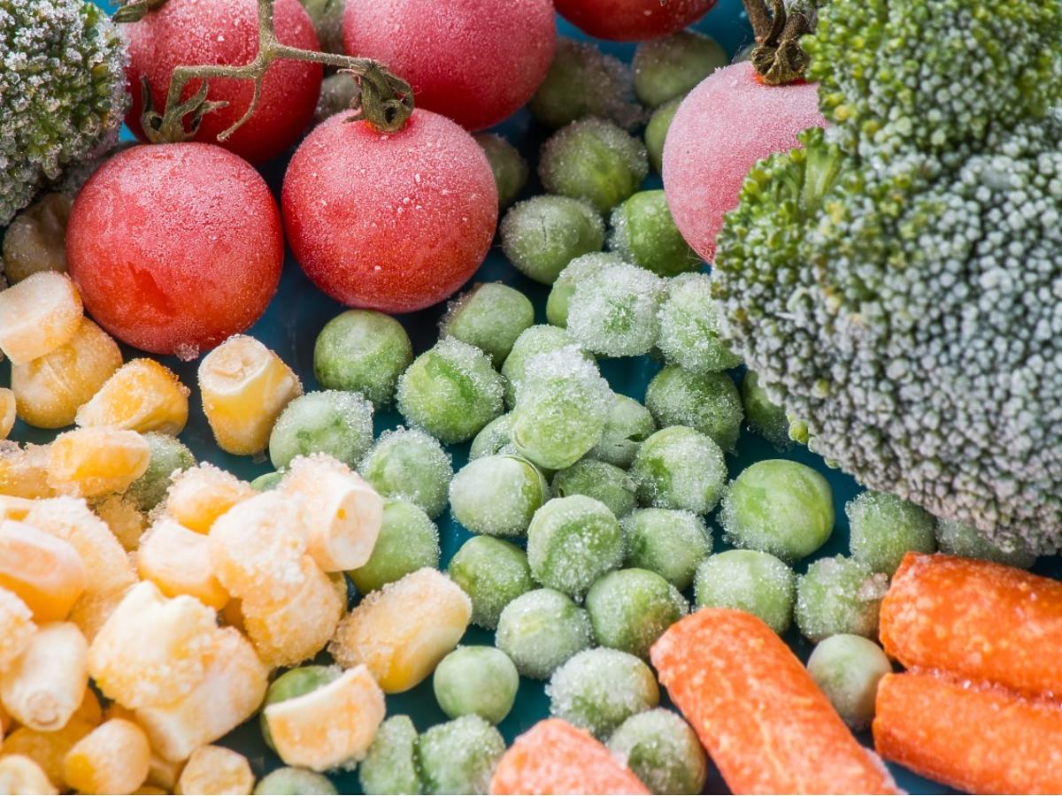 Poza sezonem świeże owoce i warzywa są drogie. Sprawdzamy, czy warto jeść mrożone (mrożone nie są gorsze)