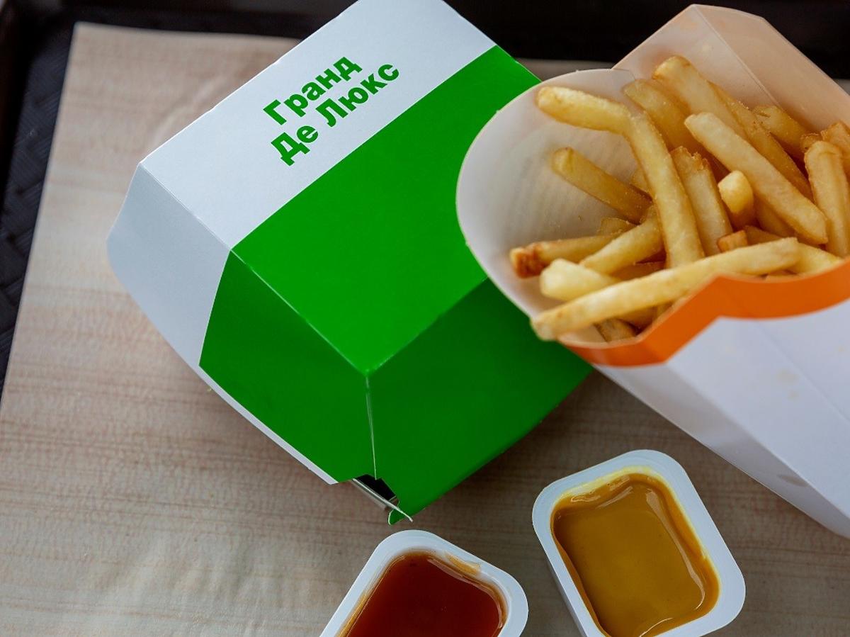 Pracownicy sanepidu złapaliby się za głowę. Takie bułki sprzedaje się w "rosyjskim McDonaldzie"