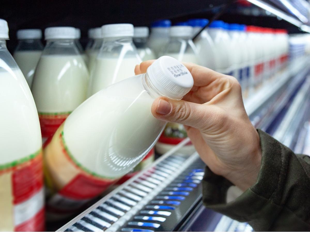 Producenci usuwają datę ważności z opakowań mleka. Jak sprawdzić czy jest jeszcze dobre?