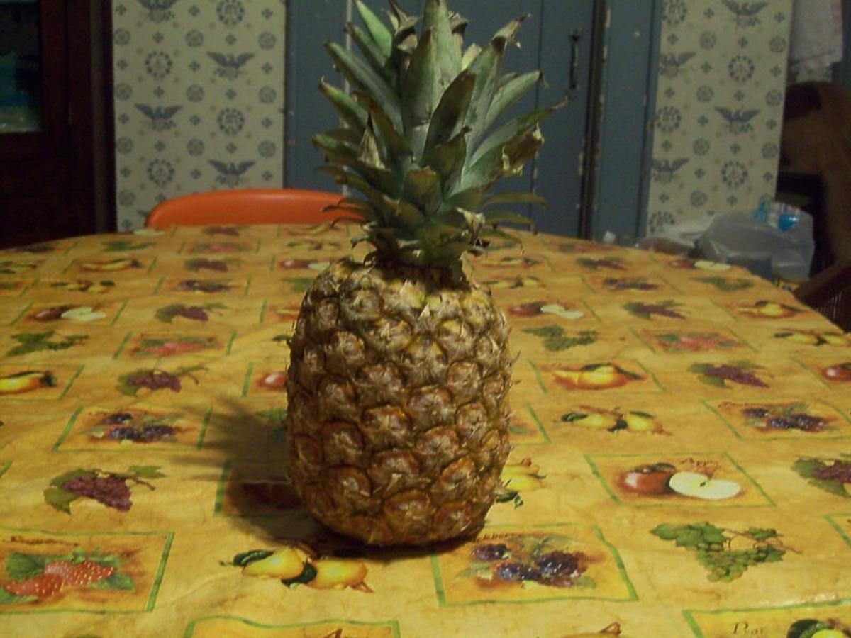 Prosty trik na jedzenie ananasa bez obierania. Zrobicie to „gołymi rękami". Nie wymaga noża ani łyżki.